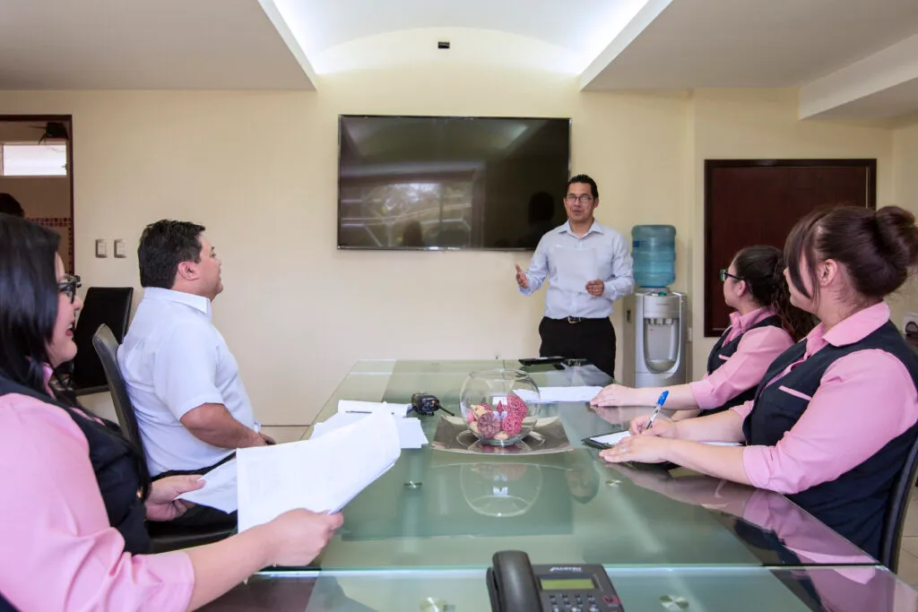 Equipo médico en reunión de coordinación Hospital Los Álamos