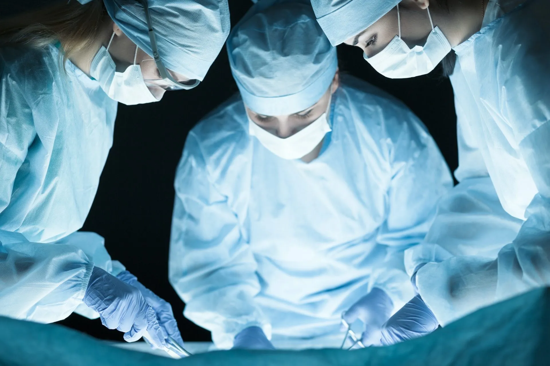 Equipo médico realizando operación