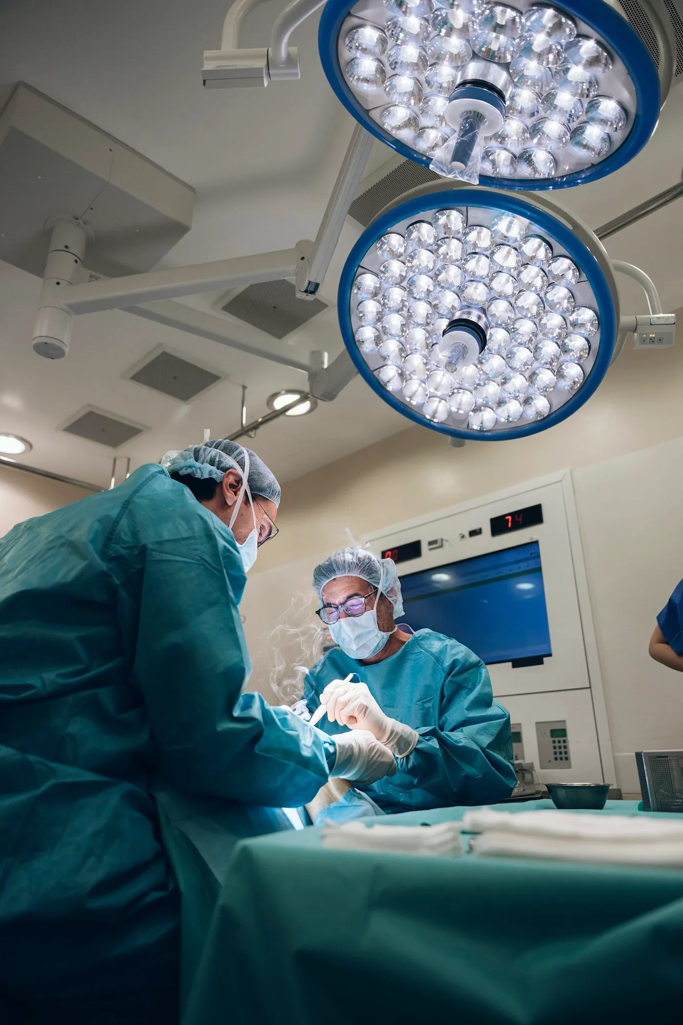 Sala de operaciones con personal médico