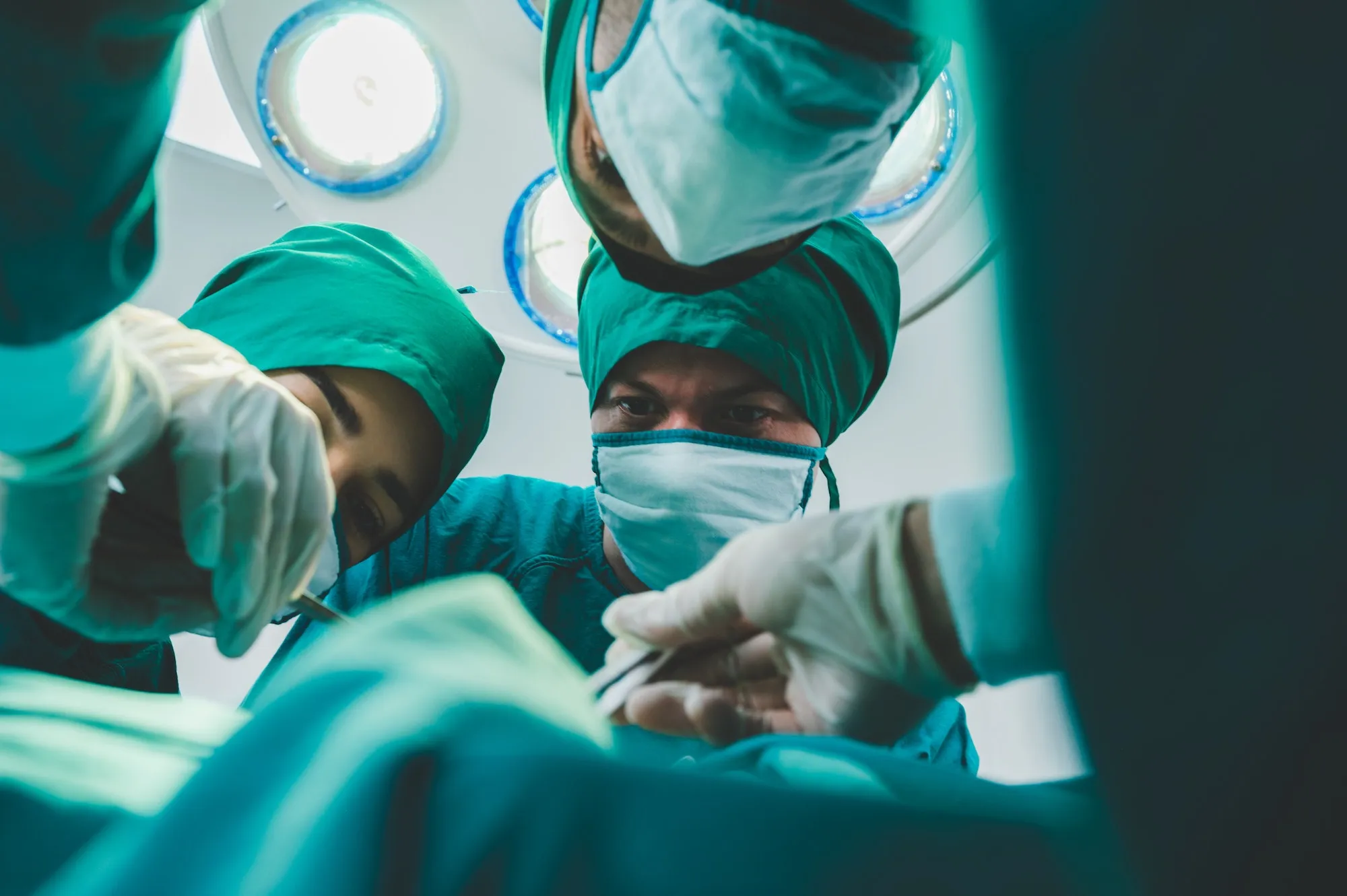 Equipo de cirugía profesional en quirófano