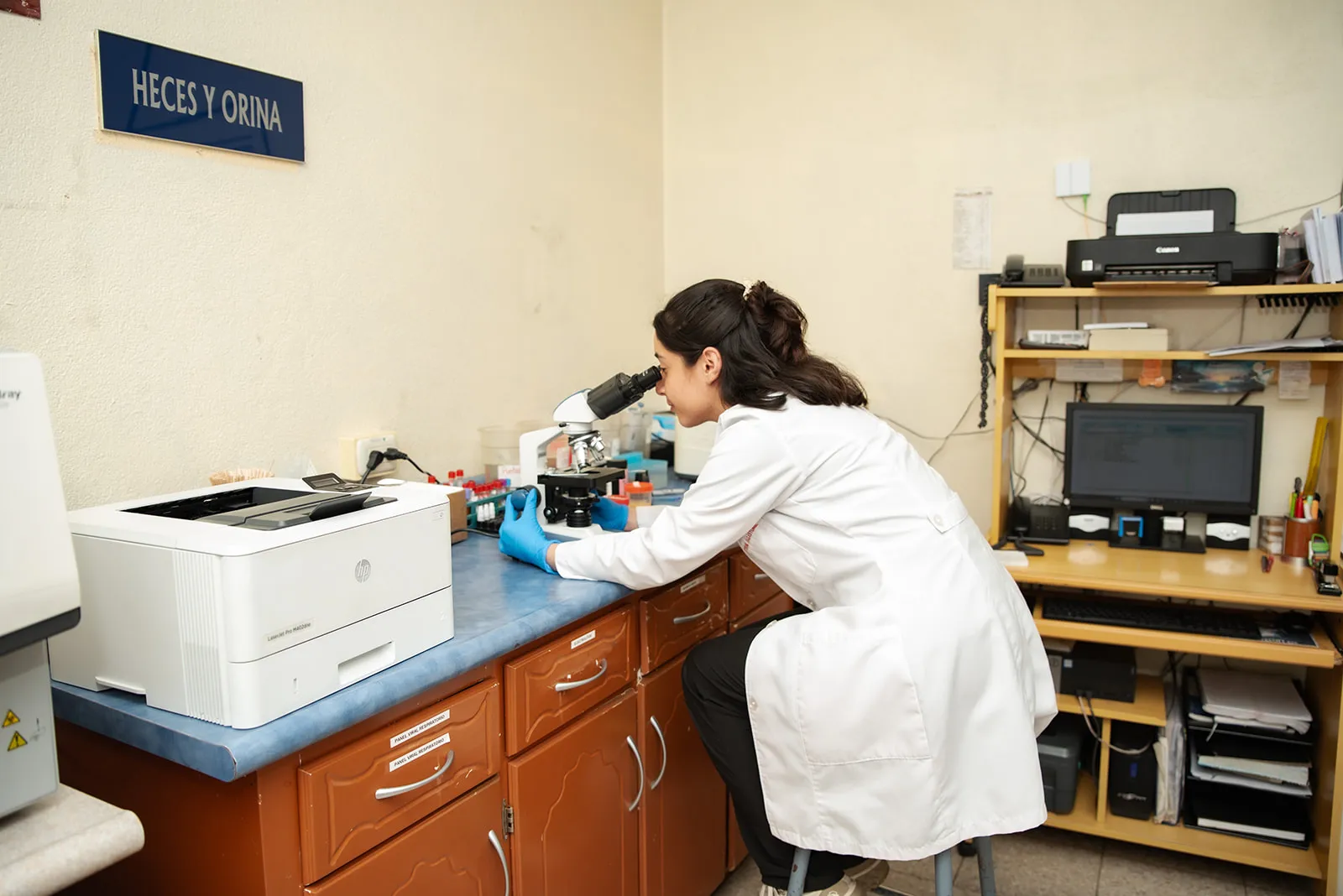 Análisis de muestras con microscopio